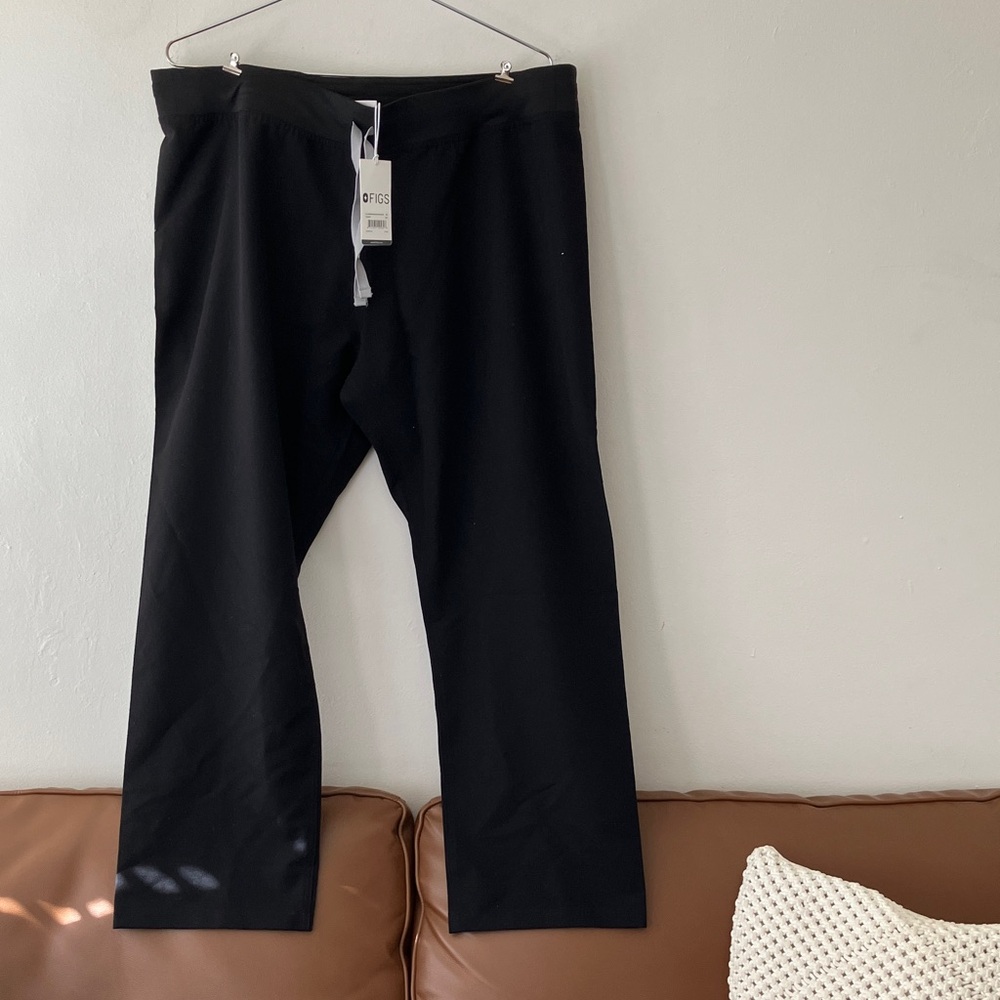 NWT FIGS • Livingston Basic Scrub Pant in Black Petite - Picture 3 of 10